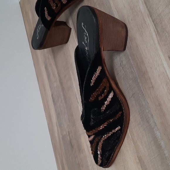 New Free People Anya Velvet Embroidered Mules - Picture 11 of 15